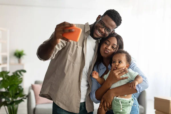 Portret van een Afrikaans Amerikaans gezin dat thuis selfie maakt — Stockfoto