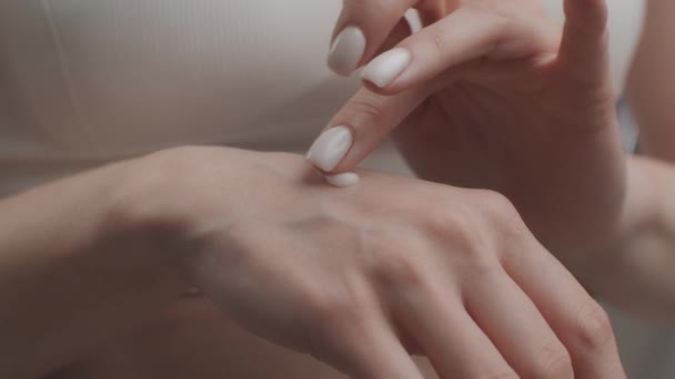 Női testápolás. Felismerhetetlen nő organikus hidratáló krémet alkalmaz a kézbőrön, kényeztető tenyér, lassított mozgás — Stock videók