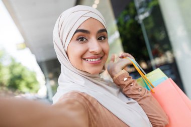 Video blogcudan selfie, alışverişi seven kadın ve alışveriş merkezinde harika indirim.