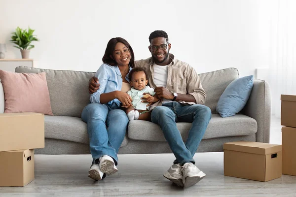 Щаслива афроамериканська сім "я переїжджає в нову квартиру. — стокове фото