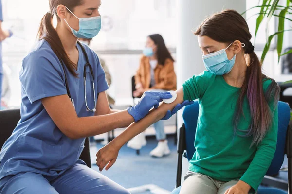Пациент-подросток готовится к вакцинации против ковида-19 — стоковое фото