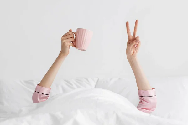 Pozitivní nálada, dobré ráno s chutnou kávu, odpočinek a relaxaci na dovolené — Stock fotografie