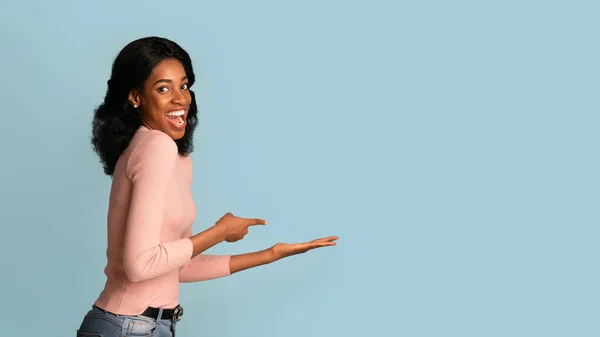Oferta fixe. alegre jovem preto mulher apontando para ela aberto vazio palma — Fotografia de Stock