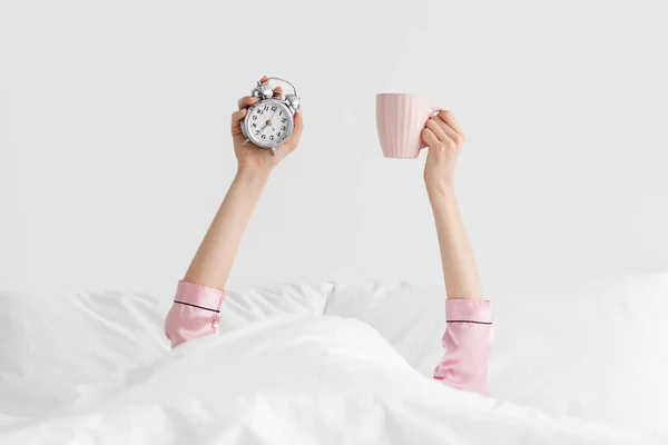 Goedemorgen, tijd om te werken, vroeg wakker worden met frisse verkwikkende koffie — Stockfoto