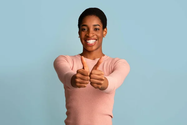 Szép munka. Boldog vidám fekete nő felbukkan hüvelykujjával a kamera előtt — Stock Fotó