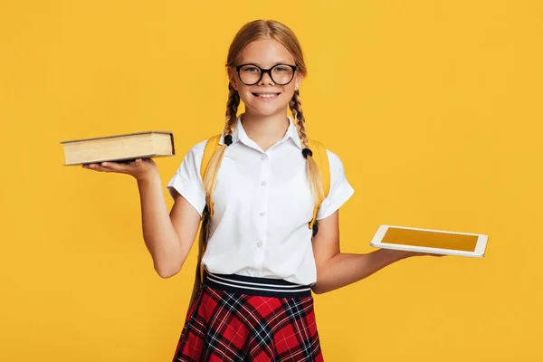 Sorridente adolescente europea bionda femmina in occhiali pesa libro e tablet in mano — Foto Stock