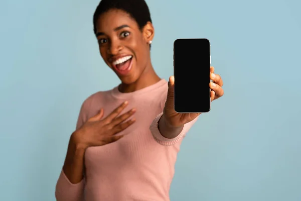 Mobilní nabídka. Vzrušená černá dáma demonstrující moderní smartphone s prázdnou obrazovkou — Stock fotografie