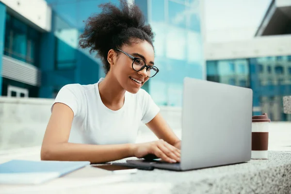 African American College Girl Χρήση Laptop Μάθηση σε απευθείας σύνδεση Εξωτερικές — Φωτογραφία Αρχείου