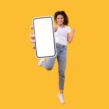 Beyaz, boş, akıllı telefon ekranı gösteren ve zıplayan kadın