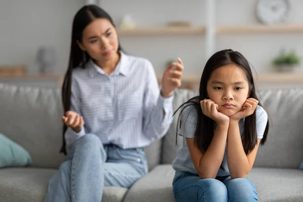 Concept de malentendu familial. offensé asiatique fille assis sur canapé, retournant à mère après querelle — Photo