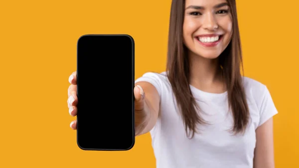 Lady bemutató fehér üres okostelefon képernyő közel kamera — Stock Fotó