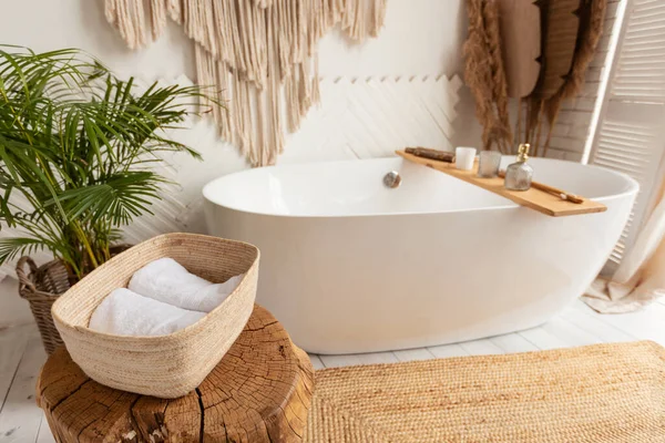 Lőtt fürdőszoba nagy fehér káddal és rusztikus dekorációval — Stock Fotó