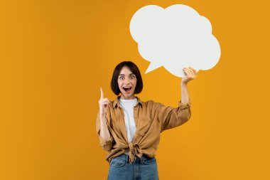 Bir dakika. Fikri olan ilham verici bir kadın, boş konuşma balonunu tutuyor ve boş boşluğu işaret ediyor.