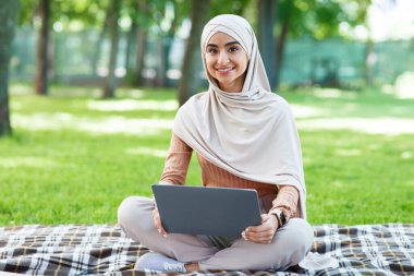Teknoloji açık havada, bağımsız müteahhit, dijital göçebe çalışması ve kapalı alanda çalışma