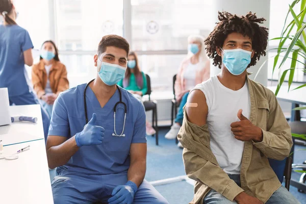 Homme noir vacciné et médecin Gesturing pouces levés à l'hôpital — Photo