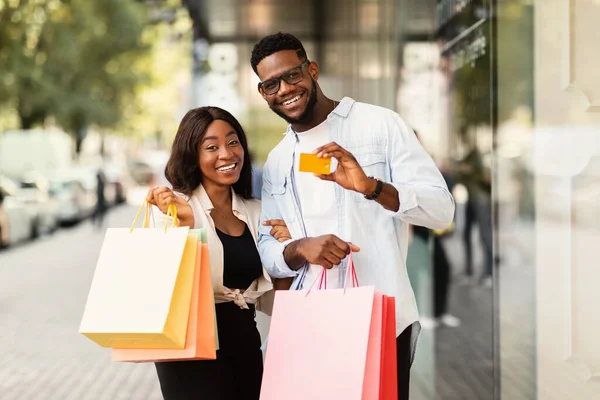 Portret van gelukkig zwart paar met credit card — Stockfoto