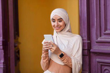 Sosyal medya, modern teknoloji ve açık hava blogu. Reklam, teklif, yeni uygulama hakkında mesaj