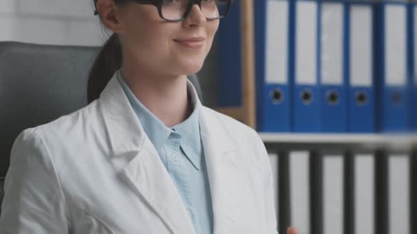 Professionale giovane donna nutrizionista spiegando i benefici dei grassi vegetali, mostrando avocado come esempio, tracking shot — Video Stock