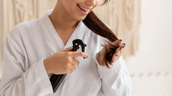 Perempuan Tak Dikenal Menerapkan Hairspray Caring Untuk Berpisah Berakhir di Kamar Mandi — Stok Foto