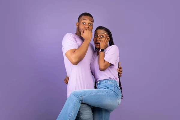 Bang Afro-Amerikaans paar dat mond en ogen bedekt — Stockfoto