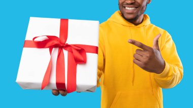 Tanınmayan Afrikalı Adam Paketli Kutu, Mavi Arkaplan, Panorama