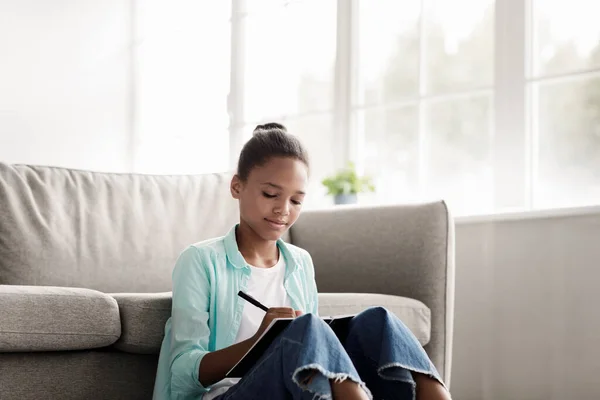 Bildung zu Hause, Unterricht und Studium, Hausaufgaben der modernen Schulmädchen, Wissen und Vorbereitung auf den Test — Stockfoto