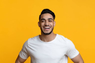 Kameraya gülen neşeli Arap 'ın yakın plan portresi.