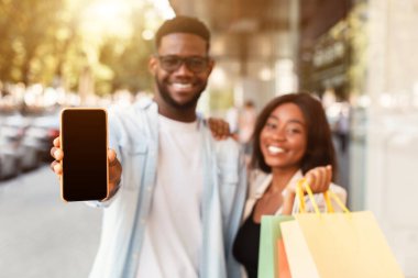 Siyah çift boş akıllı telefon ekranı çantaları taşıyor.