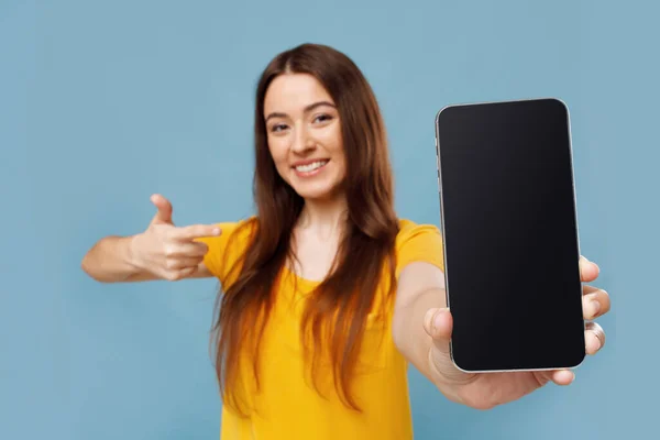 Primer plano del teléfono móvil moderno con pantalla en blanco en la mano femenina — Foto de Stock