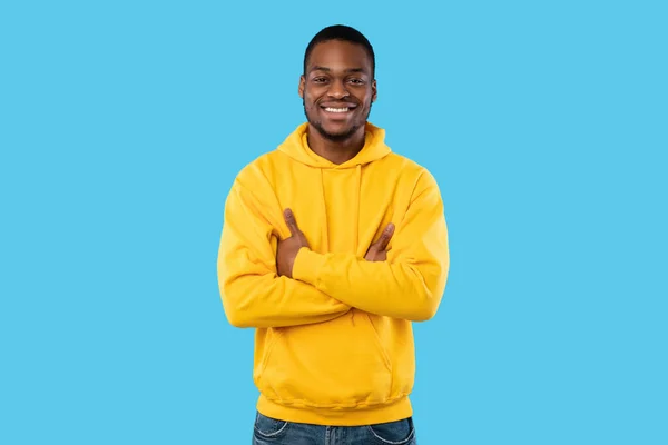 Mutlu Afrikalı Amerikalı Adam Mavi Arkaplanda Karşılıklı Poz Veriyor — Stok fotoğraf