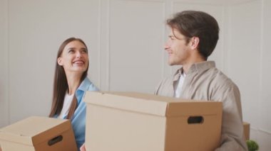 Genç, mutlu, evli bir çift yeni bir daireye taşınıyor. Karton kutularla gezip, kendi evlerinin tadını çıkarıyorlar.