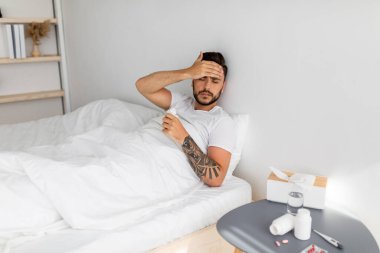 Kendimi kötü hissediyorum. Acı çeken, alnına dokunan, yatakta oturan, uzayı kopyalayan kötü bir adam.