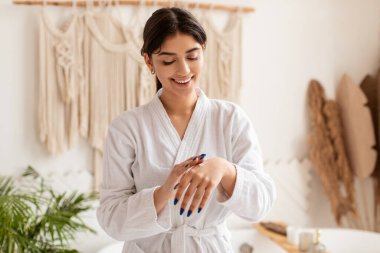 Hoş Bayan Nemlendirici Elleri Banyoda duran Kremi Uygulayan