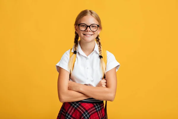Feliz inteligente confiante bonito europeu adolescente loira fêmea em óculos cruzou os braços no peito — Fotografia de Stock