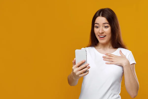 Emotionele mooie vrouw met video chat, met behulp van smartphone — Stockfoto