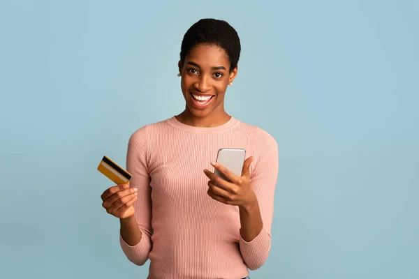 Mobile Payment. Porträt einer glücklichen Afroamerikanerin mit Smartphone und Kreditkarte — Stockfoto