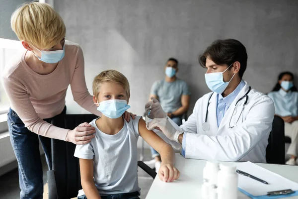 Niño pequeño vacunado contra el coronavirus en la clínica — Foto de Stock