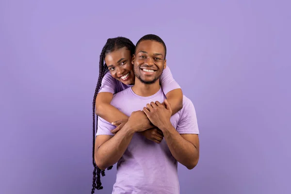 Mujer feliz abrazando a su novio en el estudio — Foto de Stock