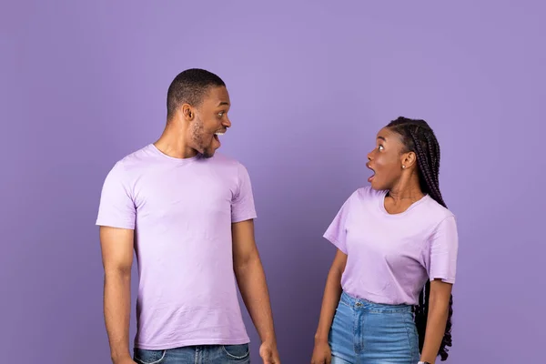 Porträt eines aufgeregten jungen schwarzen Paares, das gute Nachrichten hört — Stockfoto
