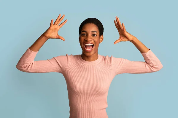 Grosse chance. Femme noire euphotique excitée criant de joie et levant les mains — Photo