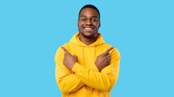 Black Guy zeigt mit den Fingern in entgegengesetzte Richtungen Crossing Hands, Studio — Stockfoto