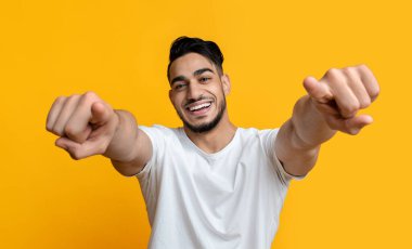 Karizmatik orta doğu sakallı adam kameraya işaret ediyor.