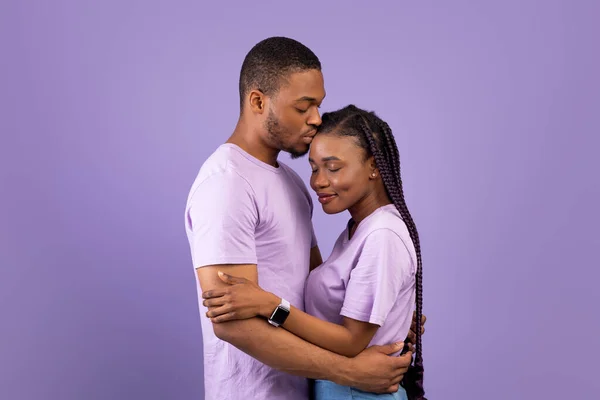 Afroamerikaner küsst seine Frau im Studio — Stockfoto