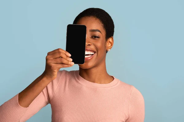 블랭크 블랙 스마트 폰으로 얼굴을 가린 행복 한 아프리카계 미국 여성 — 스톡 사진