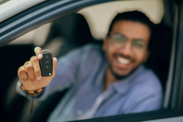 Homályos férfi bemutató autó kulcs a kamera, közelkép — Stock Fotó