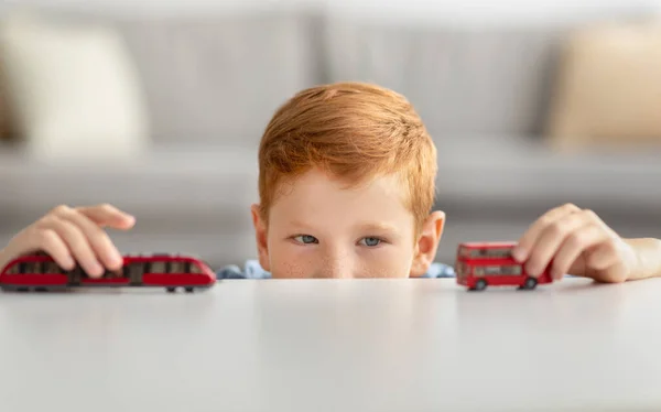 Schattig kind spelen met speelgoed alleen thuis, panorama — Stockfoto