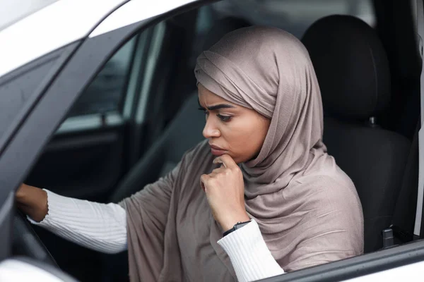 Deprimida atractiva mujer afroamericana islámica conductora de hijab, parada y espera de movimiento — Foto de Stock