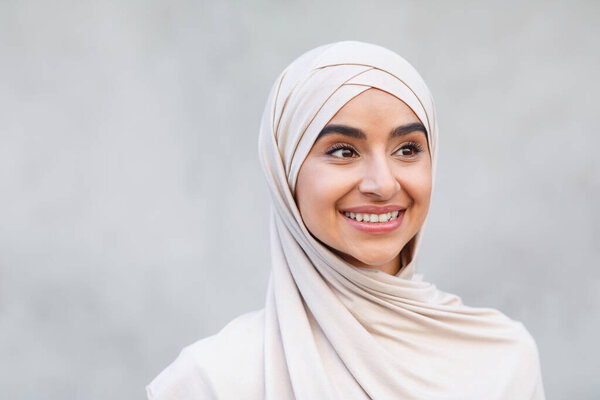 Красивая модель, блогер, студент с положительным выражением лица, видеозвонок