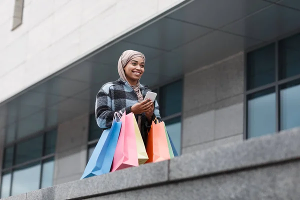 Neşeli, güzel, İslami kadın moda blogcusu, tesettürlü, içinde yeni kıyafetler olan ceket, alışverişin tadını çıkaran. — Stok fotoğraf