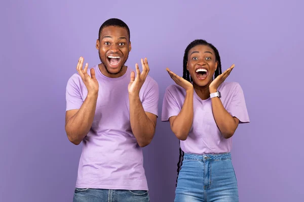 Porträtt av glada unga svarta par höra goda nyheter — Stockfoto